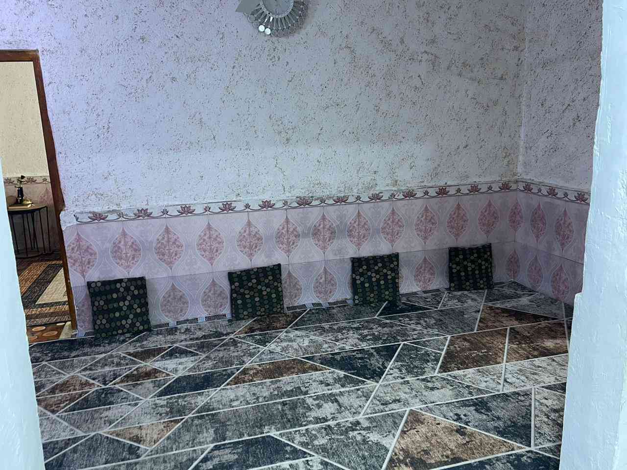 السلام عليكم بيت 100 متر امامي رقم شاغر ب اريدو قرب مستشفى لقلب وقاعه لاعراس المعامله مالته ماشين بيها متكون من غرفه وصاله ومطبخ واستقبال وصحيات الخدمات كامله تبليط وماي ومجاري وكيبل ضوئي البناء متوسط ولبيت جاهز للتواصل ***********
