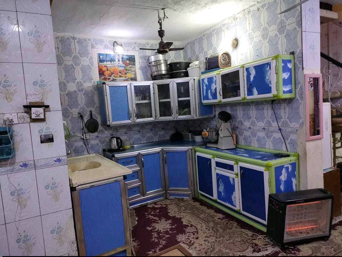 السلام عليكم بيت 100متر طابق ونص يحتوي في الطابق الثاني غرفه وحمام وتواليت والطابق الارضي استقبال وغرفه اخيره وحولي ومطبخ حراري وبارد العنوان الحسينيه بدايه مسقط قرب مجمع مسقط الطبي السعر 55 مليون.رقم ثاني ***********