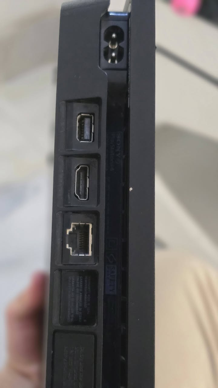 للبيع PlayStation 4 Slim سعة 512GB
✅ نظافة 95%
✅ وياه 2 جويستك
✅ قرص GTA V أصلي

السعر: 240 ألف دينار فقط
للتواصل على الواتساب : *********** 
الجهاز شغال ممتاز وما بي أي مشاكل، والفحص قبل الشراء. وبي ضمان

توصيل لكل العراق 📦
