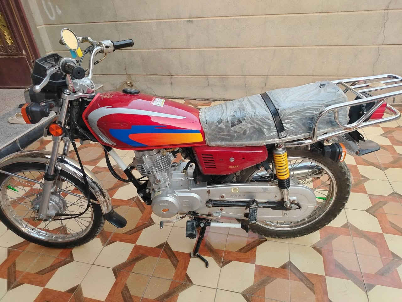 سلام عليكم دراجه للبيع مديل ٢٢ اوراق اصولي اصولي دراجه وكيل لونه اصفر بس اني بدلت تانكي وصفاحيات ماروني مكان دوانيه كفاله عامه الاستفسار *********** الموشراي لايراسل ولا يخابر رجآ
