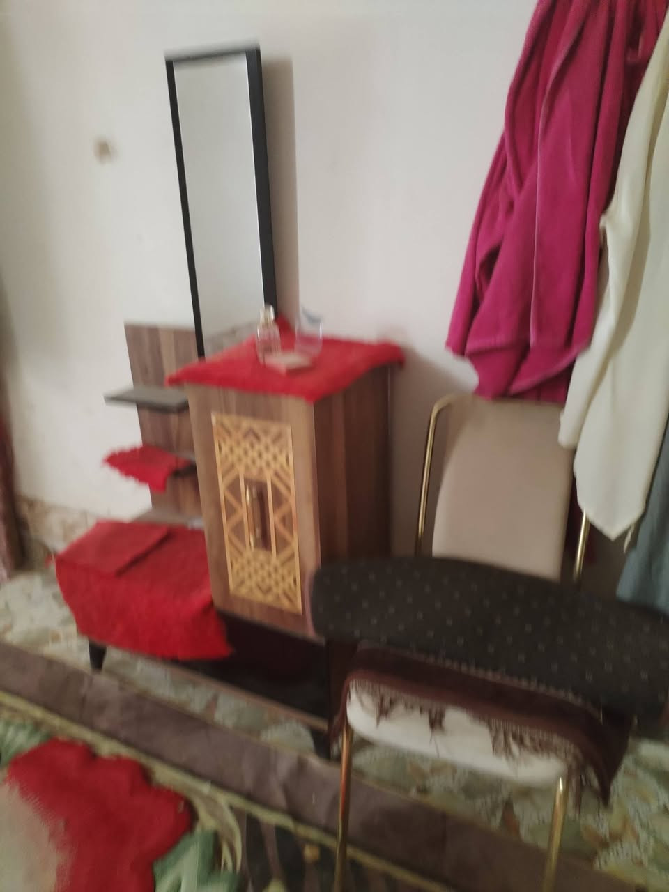 للبيع مبرده سعرها 75 طباخ سعره 250 غرفه جديده سعرها 400 للاستفسار الاتصال على الرقم***********
