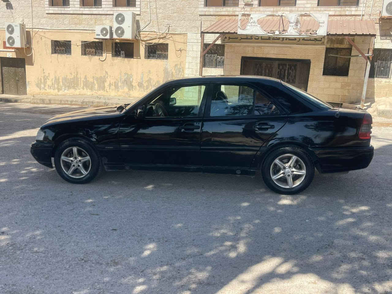 مرسيدس c200 موديل 1996 فل كامل بفتحه 
للبيع بسعر (2700)قابل للتفاوض 
- ماتور(2000cc) انجكشن فحص 
- قير اوتوماتيك فحص 
- فحص مرفق بصور ((خالي قص قلبان ))
- ترخيص لشهر 11/2026
- دهان جيد جداً 80%
- زجاج كهربا موري كهربا 
- كندشن حامي بارد 100%
- فتحه سقف كهربا بحاجه جكات
- سنتر سداسي 
- ميكانيك جديد 
- الموقع اربد بني كنانه كفرسوم
- للتواصل(0771300730))


**إذا كنت صاحب هذا الإعلان وتريد حذفه لأي سبب، رجاءا أرسل رسالة إلى الدعم الفني**