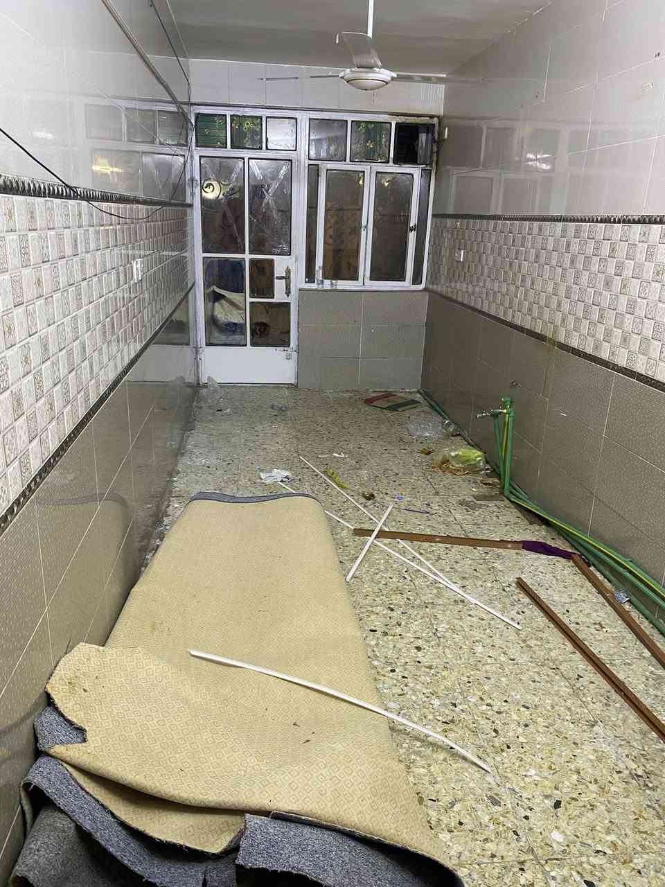 السلام عليكم
بيت طابق ارضي للأيجار بالغزالية بشارع المشجر بالمربع مال الملعب مساحة 135م  غرفة نوم 5في6 صاله 5في6 + حولي او مطبخ 3 في 5 او حمام + كراج كبير ايجاره  600 الف والاتصال واتس وخط على الرقم فقط لانتواجد في الفيس ***********
