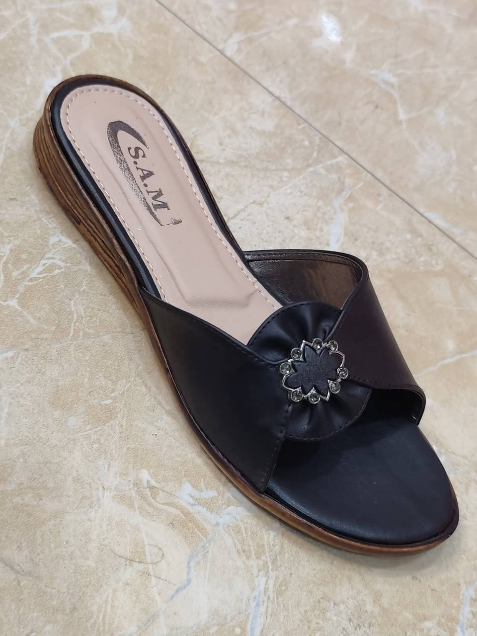 شحاطات نسائية جلد طبيعي اصلي طبي قياس من ٣٧الى ٤٣😻
العنوان المسيب السوق شارع زين العابدين محل سجاد للأحذية مقابل سيد أنس لبيع الستائر 
للاتصال ***********😶
للمراسلة ***********👍
يوجد توصيل 🌹
