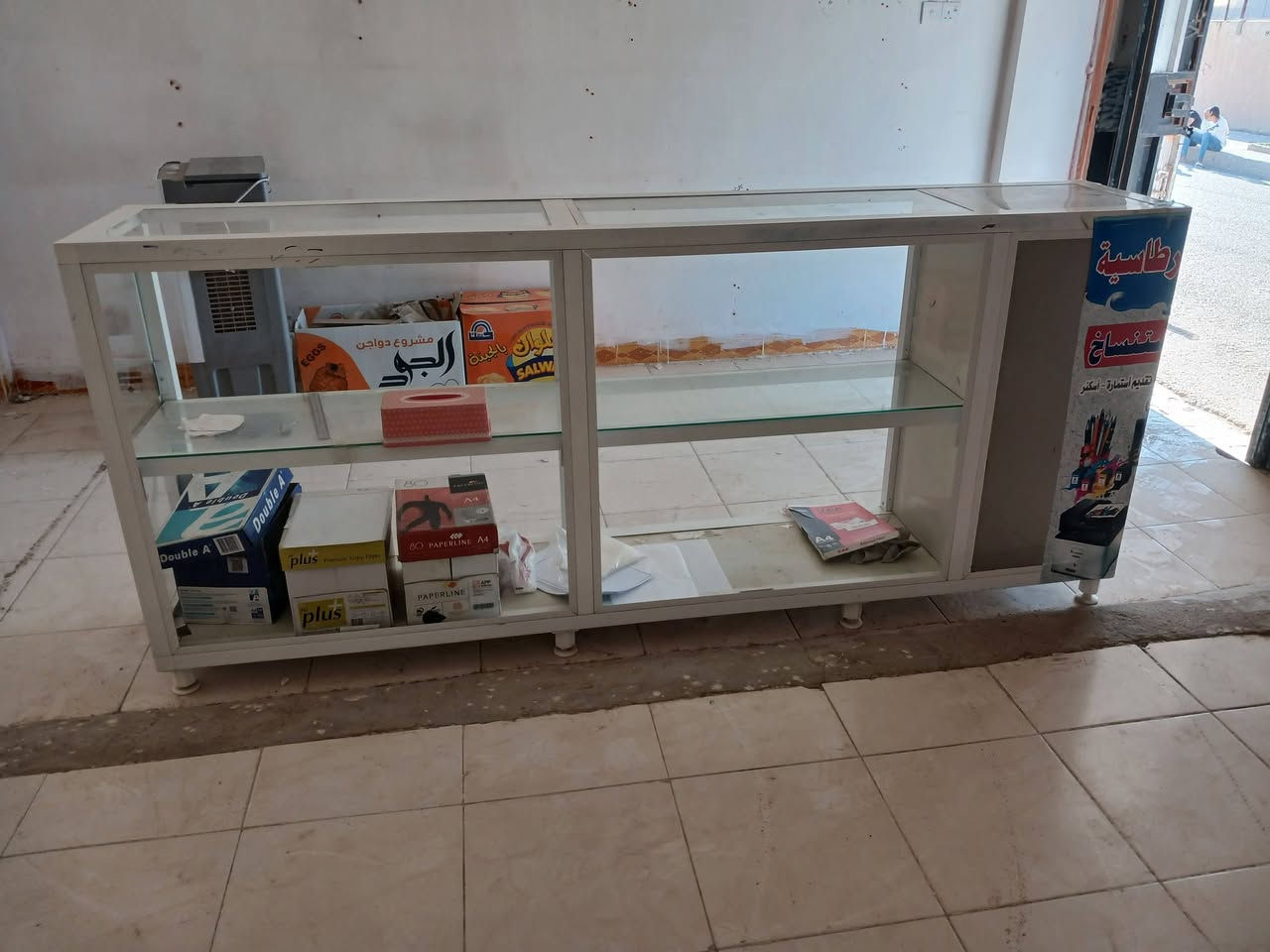 ميز للبيع تقريبا ارتفاع متر طول تقريبا 2 ونص
سعرة 100 الف 

***********
