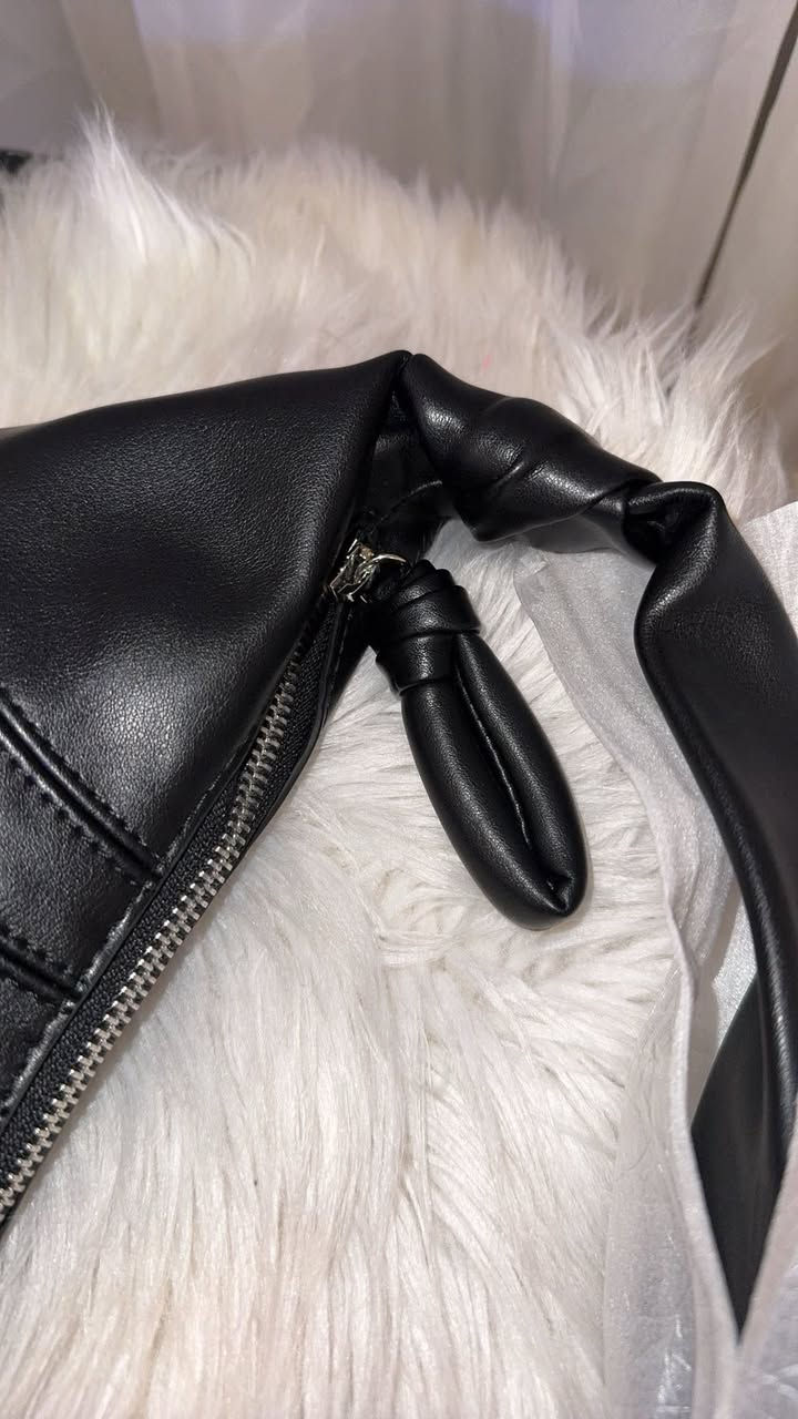 حقيبه ماركه LEMAlRE صنع في Spain
لماري مو بس ماركه إحساس يلبسني ثقة 🖤👑


**إذا كنت صاحب هذا الإعلان وتريد حذفه لأي سبب، رجاءا أرسل رسالة إلى الدعم الفني**