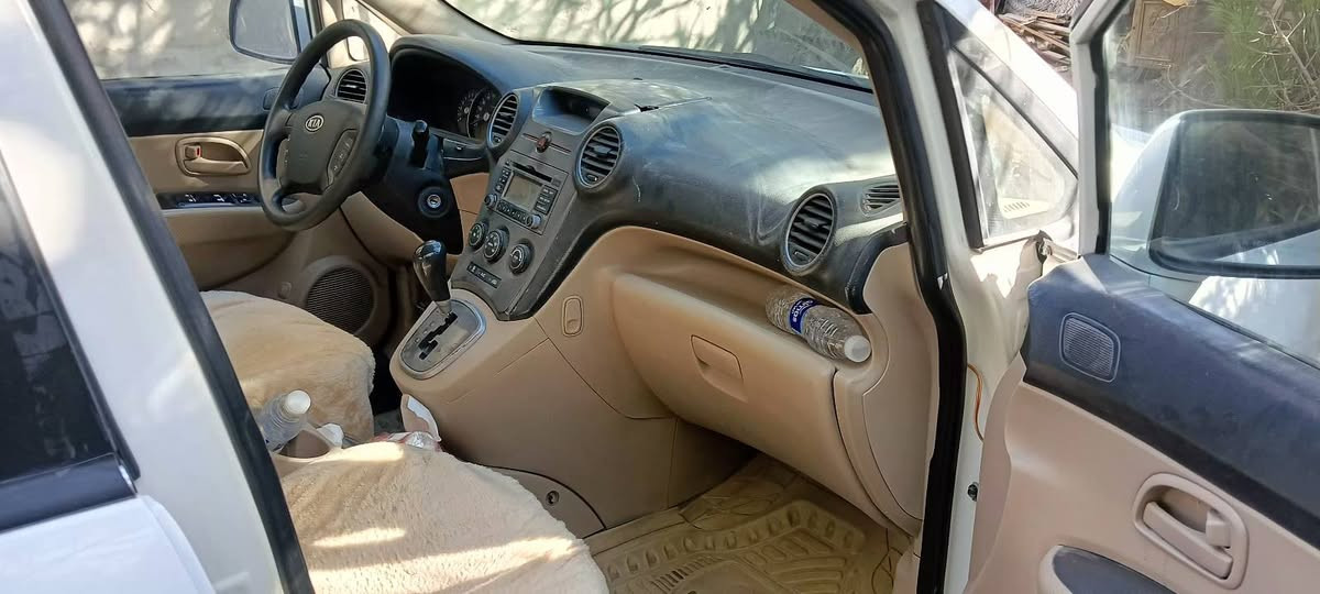 السلام عليكم كارينزا 2009 رقم انكليزي بأسمي الهزة بشهر 11 تسقط
7 راكب محرك 2000 بيها طخات بسيطة السعر 115 وبيها مجال بسيط 
رقم الهاتف ***********
