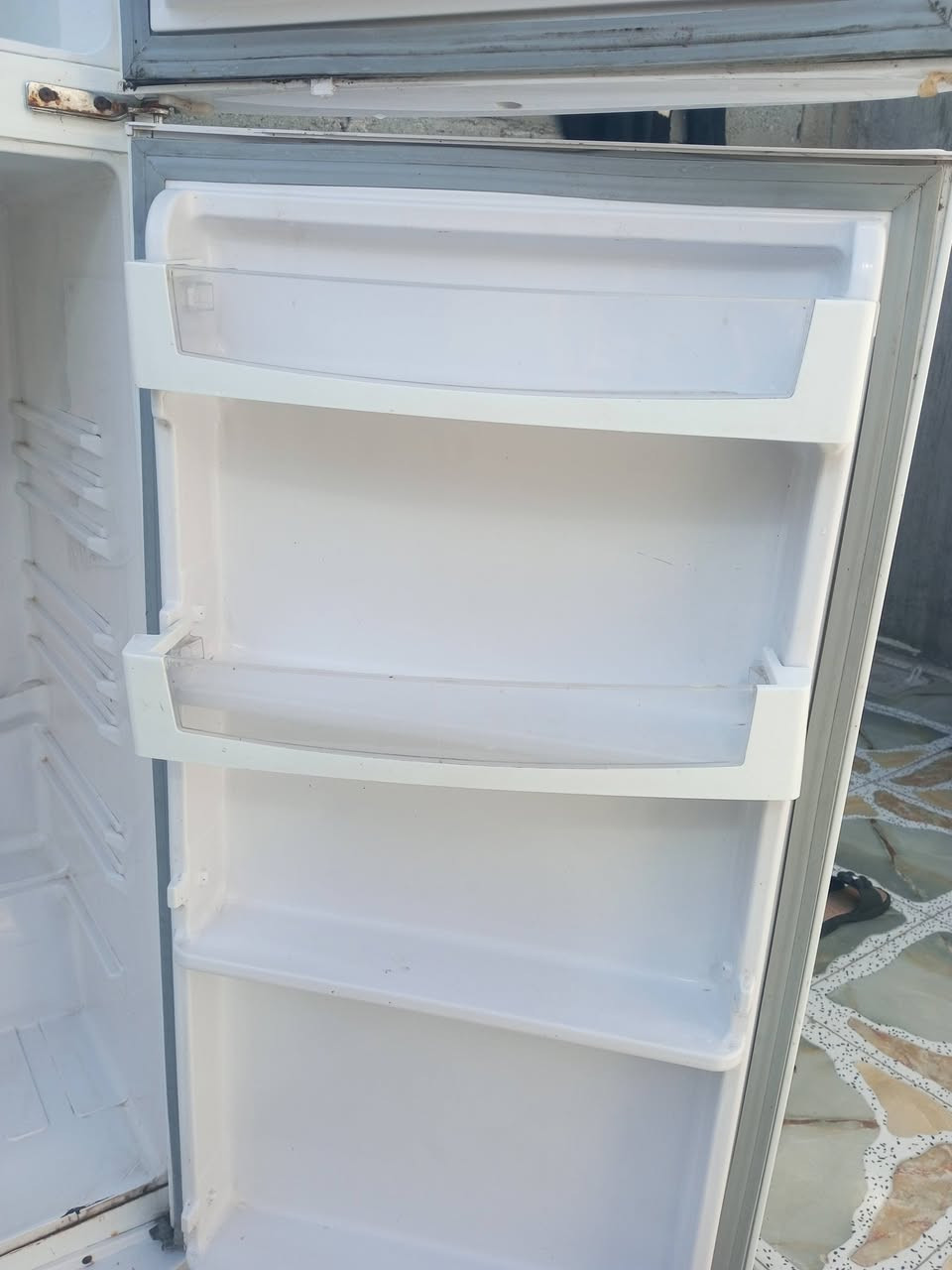ثلاجه للبيع السعر 250 وبيهه مجال بصيط التواصل ***********
