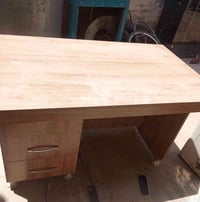 ميز مكتبي للبيع شرط اي عيب مابي سعر 75 شراي اتصل 07704043228