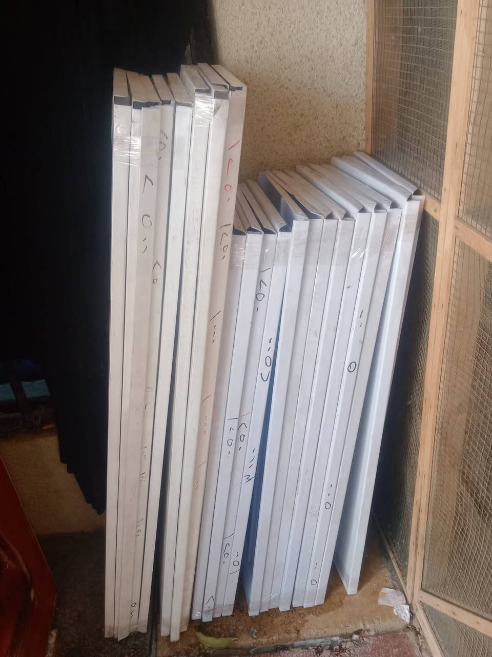 بيع محل يحتوي على 
عارضات عدد 2 حجم كبير سعر العارضتين 500 الف 
رفوف جديد غير مستخدمه عدد 27 رف  سعر الرف الواحد 3 الف 
عارضات جباس عدد 2 سعر العارضه الوحده 25 الف 
رقم الهاتف ***********
عنوان بغداد حريه دور نواب ضباط شارع المشجر
