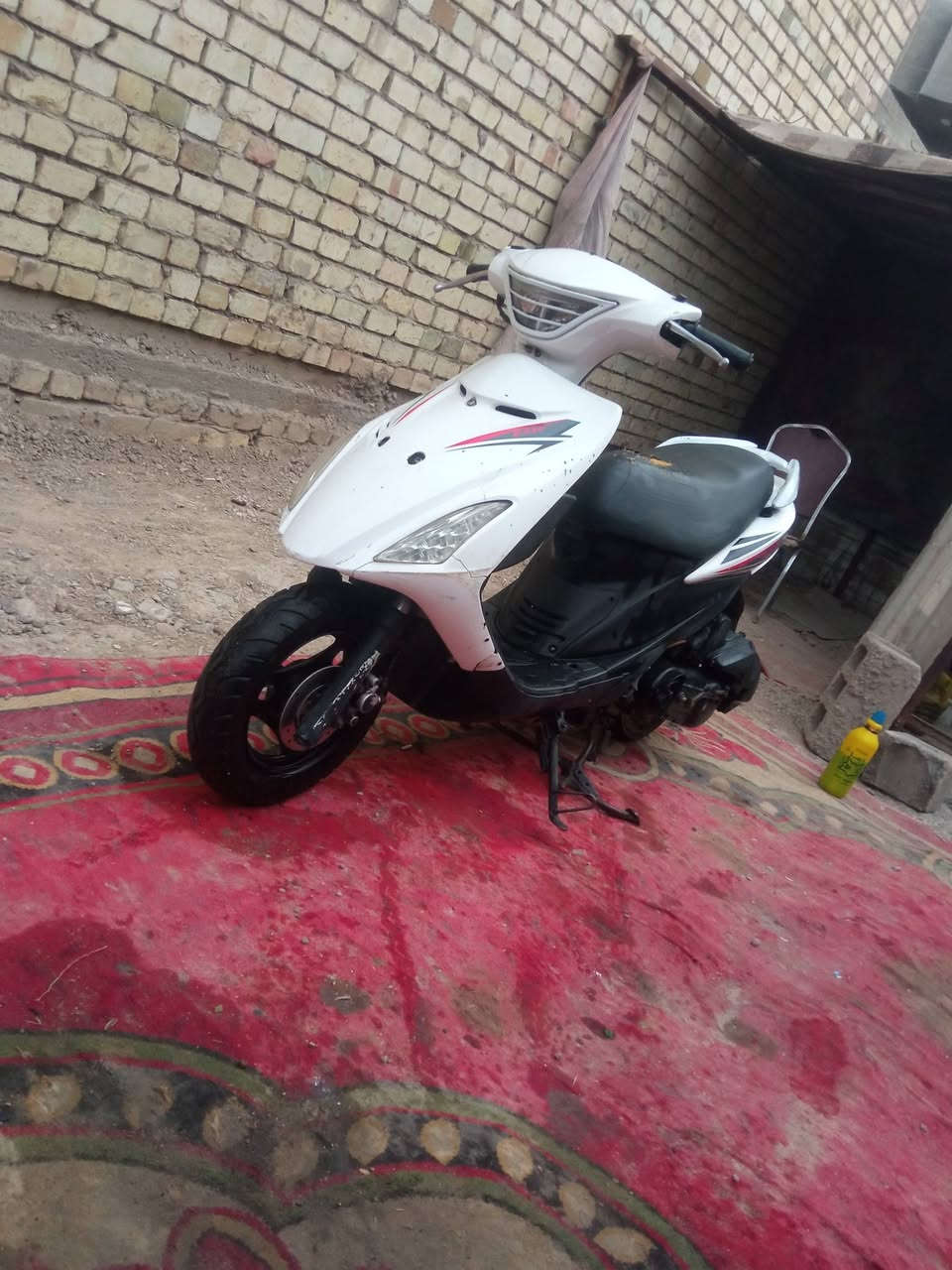 السلام عليكم اخوان دراجه متروكه جانت بس شغاله للبيع بيها بس هذا الكفر شويه مكسور موضح بصوره وباتري ضعيف ابيع هيج على وضعها 225وبيها مجال بسيط مكان بغداد منطقه الرشاد 

***********
