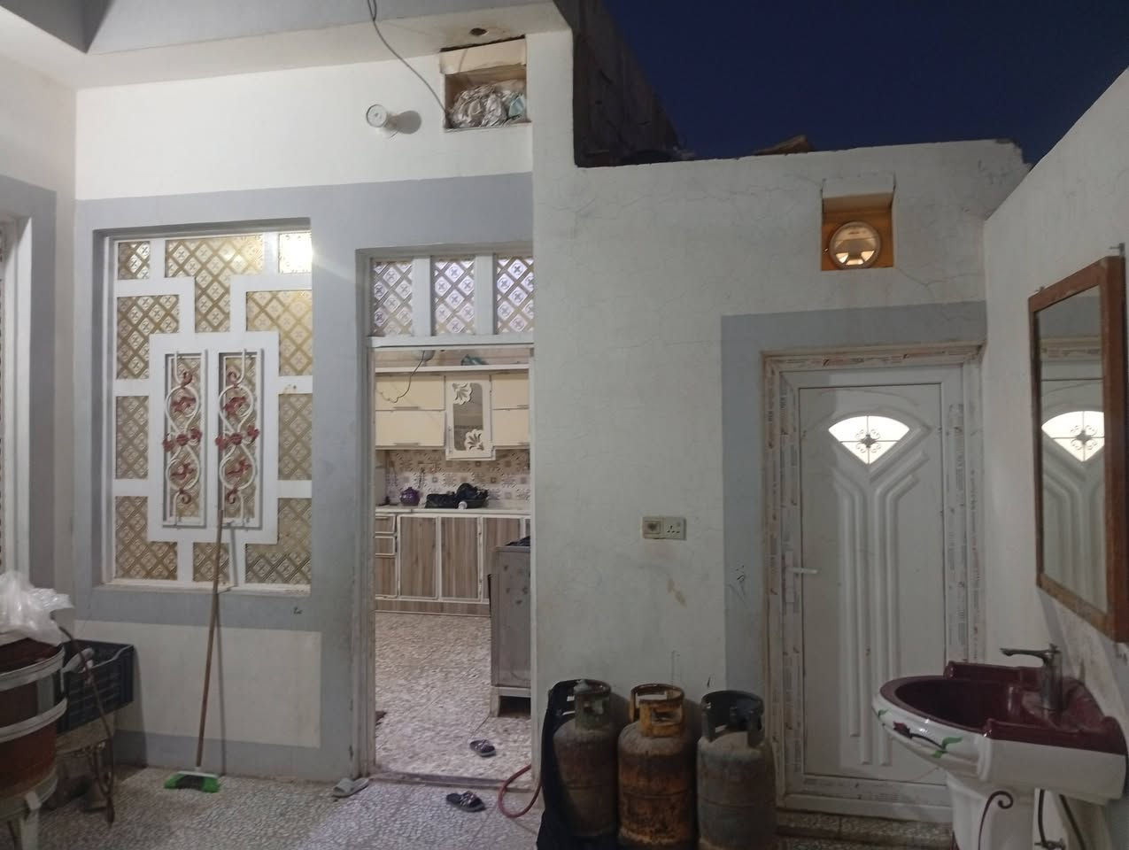 السلام عليكم دار للبيع مساحه 220 تجاوز حي الثوره اول فرع بالتجاوز رقم الدار 123 صاله  استقبال ثلاث غرف نوم مناور اثنين حمامات داخليه وخارجيه بناء حديث اساس كونكريت سقف كونكريت معه دنك يرهم مراوس او بيع سعر 60 وبي مجال ***********

