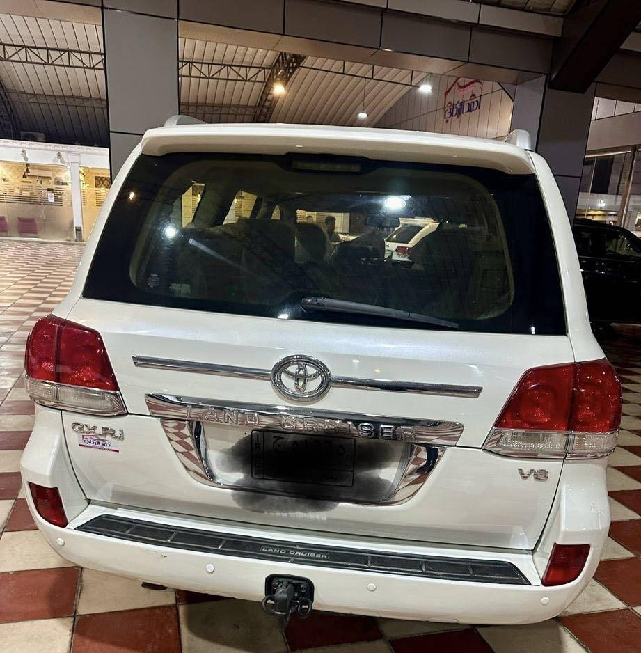 لاندكروز ٢٠١١ستينيه ٦ سلندر
رقم بغداد باسمي 
ماشيه٢٠٠ الف 
ضربتها جاملغ ايمن ولبنيد بسونار فتح وشد تبدیل 
مفتوحه لمكينه كاسكيت فقط 
السياره نضيفه وجاهزه  
سعرها ٣٠٧ وبيها مجال بسيط
رجاءا  بيع نقد او مراوس حسب القاعه بسياره وفرق فقط الشراي وجاهز يتصل 
***********
