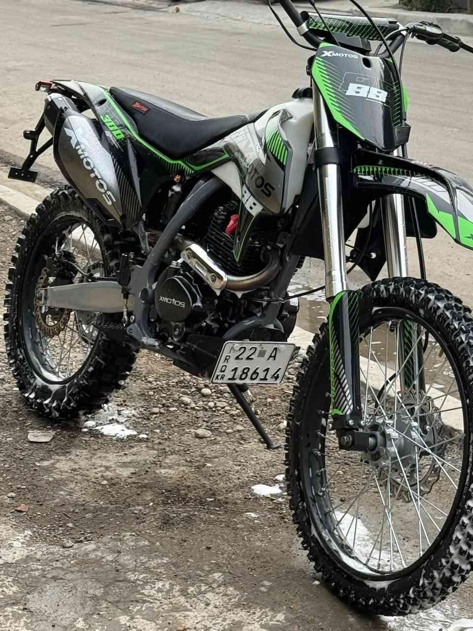 السلام عليكم قفاز xموتل دراجه صارله سبوعين من نزلت من معرض ودراجه ضلت فقط للعرض لاطلعت اماكن ولا سفر 
دراجه الله شاهد نكره وكلشي كامل بيه ومرقمه رقم اربيل 
العنوان بغداد الجديده نعيريه 
الاستفسار :***********
السعر2300
