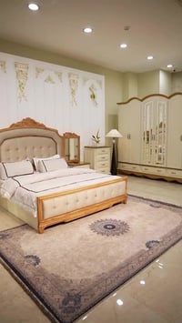 غرفة نوم متكاملة بتصميم راقٍ وتشطيبات عالية الجودة، تجمع بين الأناقة و...