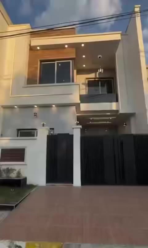 بسم الله ماشاءالله لا يسوق الخير الا الله
 دار عباره عن تحفه فنية بناء حديث
تم تخفيض السعر بيع مستعجل....
دار للبيع طابقين المساحة (125) متر.
واجهة (760) شارع 25 متر موقع مميز 
السعر القديم270 ❌
السعر الحالي 255 بي مجال✅
عنوان الدار حي عدن 
خلف مدينة العاب سمايلاند
🔹للاستفسار اكثر عن العقار الاتصال على الارقام التالية : *********** - *********** ☎️ 
🔹واتساب 1 : https://wsend.co/9647726498568
     واتساب 2 : https://wsend.co/9647702713477
🔹 عنوان المكتب : كركوك قرب الجسر الرابع مجاور بزار ستي 📍 
🔹نستقبل العروض في جميع مناطق كركوك
