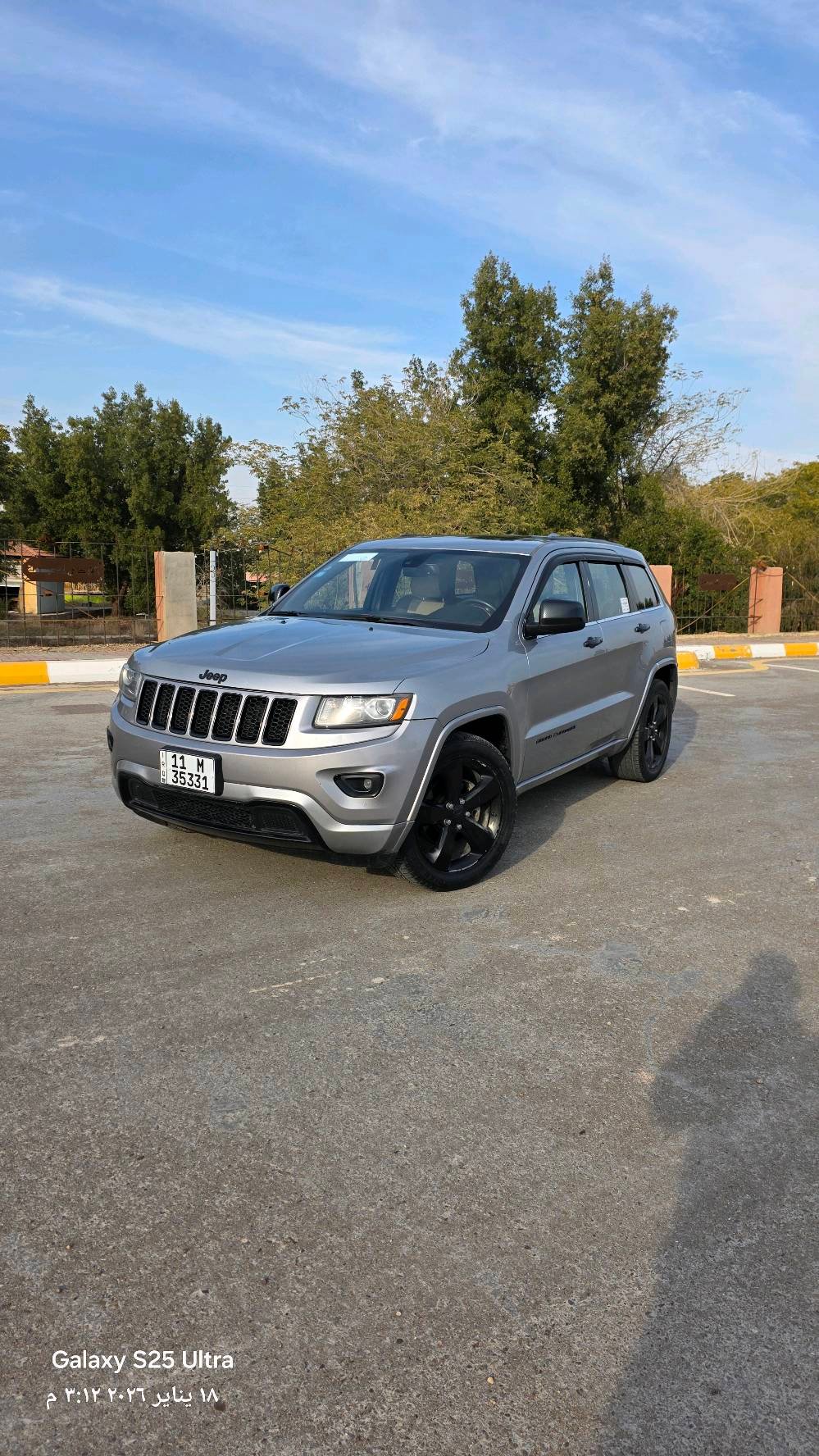 🚙 جيب جراند شيروكي 2015 – V6
اللون: سيلفر
🔧 المحرك والأداء: محرك 3.6 لتر V6، قوة 290 حصان
260 عزم دوران 
ناقل حركة أوتوماتيك 8 سرعات
دفع رباعي 4×4
صرفية وقود تقريبية:  20 لتر / لكل 100 كم
🛋️ الداخلية والراحة: شاشة معلومات ونظام ترفيهي
تكييف مزدوج المناطق
تشغيل بالبصمة + تشغيل عن بعد 
كاميرا خلفية
أزرار تحكم على المقود + تدفئة المقود
المراء الوسطية كهربائية (اوتوماتيك) 
مقعد السائق كهرباء + تدفئة مقاعد امامية 
نظام Uconnect (في الفئات العالية)
🛡️ الأمان: وسائد هوائية 
مثبت سرعة (Cruise Control)
نظام مراقبة ضغط الإطارات
سناسر خلفية (حساسات) 
🚗 المظهر الخارجي:
أضواء زينون أمامية وضبابية
مرايا الجانبية هيتر
فتح السيارة باللمس أو ريموت
عجلات ألومنيوم
🛠️ ميزات إضافية:
فتحة سقف
ديكور داخلي فخم (جلد/خشب)
نظام تعليق ناعم ومريح
🛠️ الضرر: فقط باب السائق مبدل ومصبوغ بامريكا بالشركة
📍 الحالة: الصدر الامامي يحتاج الى صيانة فقط! (الحدادية)
💰 السعر: 22.000$ قابل للتفاوض للجادين
📞 للتواصل: *********** / واتساب او اتصل على الرقم مباشرة!
