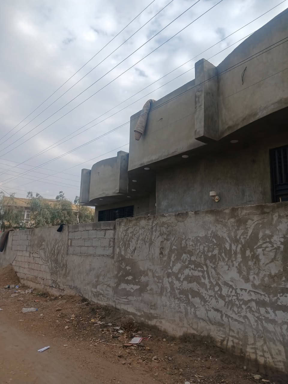 سلام عليكم شباب البيع بيت مساحه ارض كلها ٣٤٠ متر زراعي بناء حديث طابوك متكون من ٣ غرف نوم كبار كل غرفه 6في 5
وحده منهن سويت غرفه فوك 
ستقبال 9في 5 صاله كبيره 10في 5 مطبخ كله سيراميك لوح 6 في 4 هول 4في 4 درج فر منضومه بيانو بدرج 
منضومه كامرات منضومه سحب الحراره البيت 
مجاري عل بزل 
مزاريب دفن بناء حديث خريطة حلوه  ارضيه بورسلين  طرمه بورسلين كهرباء مسس كامل البيت 
البيت من خارج كامل نقص بس جص بياض فقط
 مكان تاجي قريه عواد خلف مقر
 الحلبوسي مكان هدو سعر 
اتصل تدلل
***********

حمام كبير داخل البيت كل سيراميك لوح صحيات خارجيه داخليه عدد ٢
