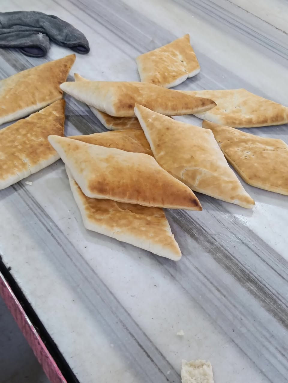 على بركة الله مكينه الصمون الحجري للبيع للاستفسار *********** أبو غيث
