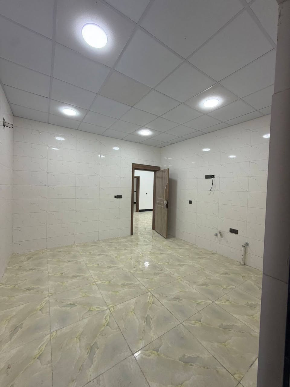 #🏡_بيت_للبيع
#📍_مجمع_سما_تكريت
#🏠_طابق_واحد
#📐_المساحة_200_متر
#🛣_شارع_15

#✨_مواصفات_البيت
#▪️_عدد_الغرف_2
#▪️_مبدّل_سيراميك_الأرضيات_بالكامل
#▪️_نقش_مغربي_لغرفة_الاستقبال
#▪️_الكهربائيات_مبدّلة
#▪️_الأبواب_مبدّلة
#✅_البيت_مرتب_وجاهز_للسكن

#📞_رقم_الاتصال : ‏‪***********‬‏
***********
