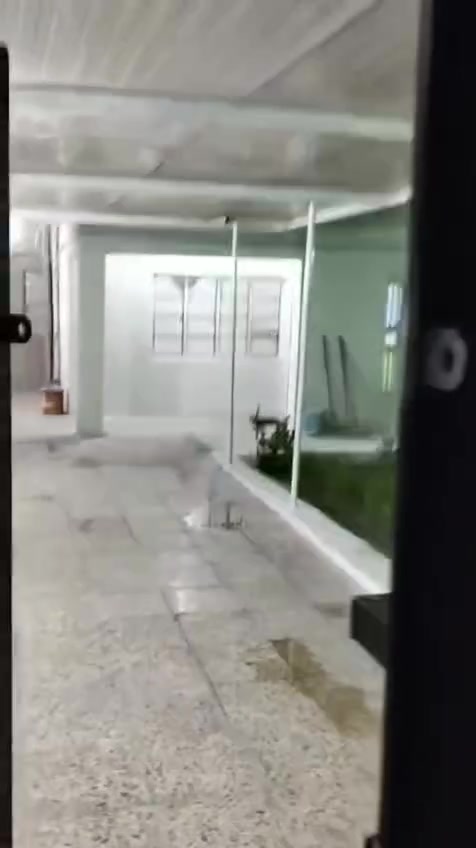 دارالمساحه 230 م يحتوي على حديقه كبيرة جميلة جدا وكراج لسيارتين ومدخل رئيسي وصاله كبيرة وأربع غرف نوم اثنان في الطابق الارضي واثنان في الطابق الأعلى  ومطبخ كبير مع كاونتر ارضي ومعلق جديد وحمامين مع تواليت غربي في الأعلى والارضي وتوالت شرقي مستقل وسطحان مع اثنان خزان ماء وسقيفه سندويج للحمايه من الحرارة الموقع قرب العياده الشعبية صليخ خلف الرتاج الموبايل الفرع الثاني يصلح سكن عائلي أو مكتب أو شركه اصوليه باوراق رسميه أو مذخر  للاستفسار  ***********
