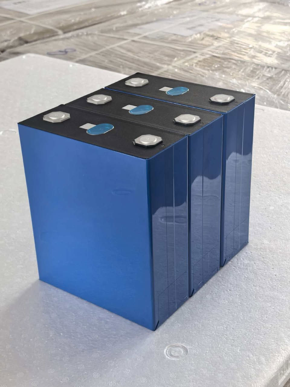 EVE's new Class A 314Ah square lithium iron phosphate battery uses MB31 large single-cell energy storage cells.


**إذا كنت صاحب هذا الإعلان وتريد حذفه لأي سبب، رجاءا أرسل رسالة إلى الدعم الفني**