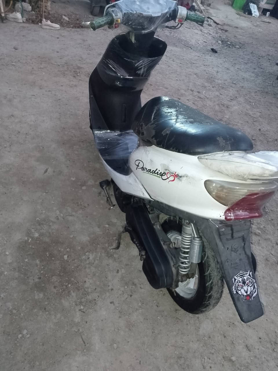 دراجه عصفوريه رياضي تشتغل سلف وهندر بس باتري ضعيف مكينه نضيفه ناعمه شلعه ومعدل  كهربائياتهه شغاله قفل ستيرن قفل جنطه كله شغاله تخم تاير جديد وياله ويل كب دبلات شغاله ستان صفح وستان تعليك سعر 200مكاني بغداد مدينه الصدر شراي يتصل ***********بيه واتساب
