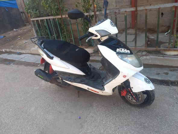 السلام عليكم 
دراجة سكنس فحل للبيع
موديل ٢٠٠٧
المكينة خير من الله
نظام كابريتر
الكهربائيات كلها شغاله
سلف + هندر كله شغال
لايت عالي وناصي  وسويجين 
صالنصة رياضية
تخم تاير نظيف
كفرات أصليه رقم واحد
السعر ب٨٠٠ ألف وبيها مجال بسيط
العنوان بغداد/ الدورة 
متوفر خاص وواتساب ***********
