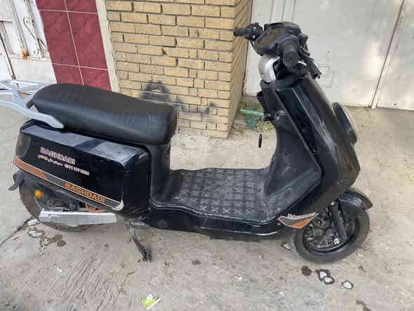 دراجه شحن البيع نضيفه وحلوه كدامك بل صوره بس البقلايت مابي شي بس لاضويه ولاناره بس من تضرب ابريك عادي طبيعي يطلع ضوه وكلشي بي دراجه نضيفه وحلوه امبدله كم بطاريه اصليه سرعه 70 حقيقي مكاني بغداد حي اور رقم *********** السعر600 وبيه مجال حك الجيه
