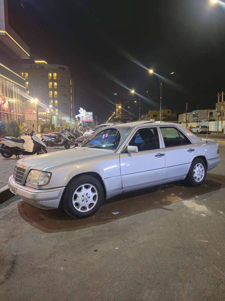 السلام عليكم
بيبي شبح موديل ١٩٩٣ أصل 
محرك ٣٢٠ ابو الخراطيم
دواخل كله بلادية سيارة نضيفة وجاهزة  
قواعد دبلات سليمات 
صدر امامي خلفي كله جديد
 تخم تاير جديد 
السيارة بدون صبغ فقط دعاميات وبيها جراد قمارة وبنيد وجنطة وبيها طخة مرجعها وصبغ على كدها
السعر( ٩٥)رقم بغداد باأسمي ***********
