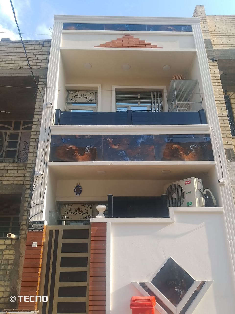 سلام عليكم بيت 50متر في شارع خوله يتكون من صاله وحمام ومنور ومطبخ وغرفه جوه الفوك غرفتين وحمام **،+مغزن فوك 
***********
