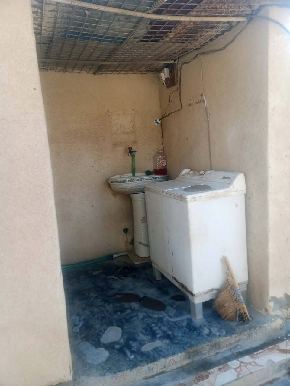 السلام عليكم  بيع مستعجل لان محتاج كلش بيت للبيع حي سكينه قرب الشارع العريض التبليط مساحة البيت ٢٢٥ يتكون من غرفتين نووم وحده قياس ٥ في ٤ والثانيه ٤ اونص في ٤  وحمام داخلي مترين وهول ٧ في ٣ اونص ومطبخ ٥ في ٤ واستقبال ٦ في ٤ وطارمه جبيره البيت سعره ٢٢ بيه مجال بسيط وللاستفسار اكثر مازنجر او اتصال ***********
