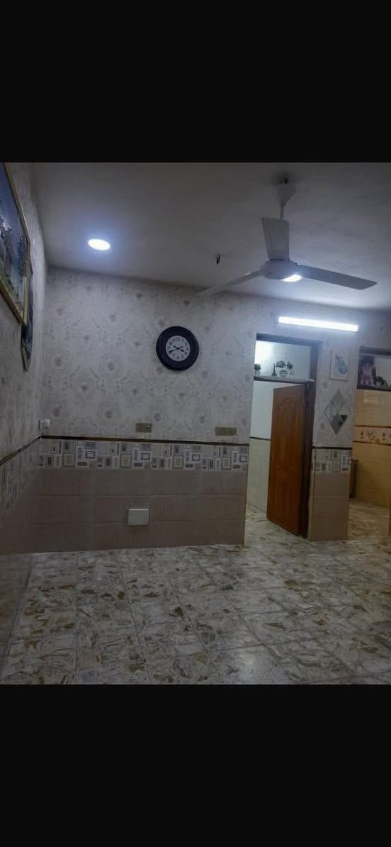 السلام عليكم
مشتمل للبيع 75 متر 
الموقع الشعب مقابل محطة وقود سما بغداد ب الضبط
طابو صرف زراعي مثل ما مكتوب ب السند
الواجهه 6.75 متر
النزال 11 متر 
صحيات خارجيه 
الطابق الاول
مدخلين 
1.مطبخ
2.استقبال 
3.صاله معزوله 
4.منور وصحيات معزوله عن الاستقبال 
الطابق الثاني
1.غرفه
2.مخزن
3.سطح
السطح مأسس كهرباء وشيش اذى تحب تكمل بناء
يعني البيت طابق ونص جديد ونضيف 
السعر 130 مليون 
***********
