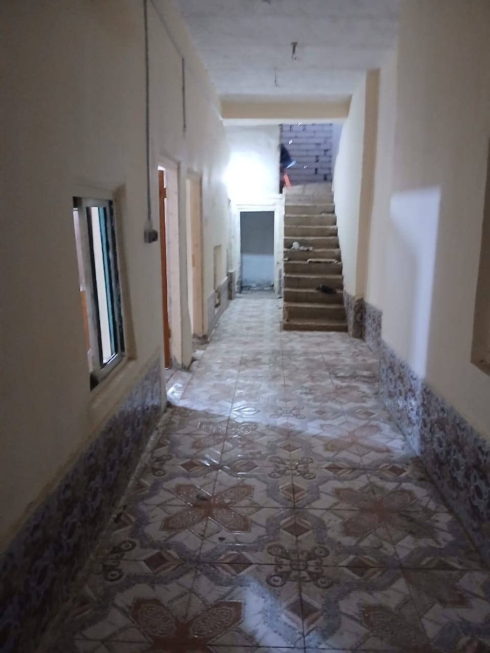 بيت للبيع مع محلات اثنين في في منطقه الخاص حي العرب على شارع الخاص الرئيسي يحتوي 3 غرف واحده غير مسكوفه وهول كبير ومطبخ وصحيات ..سعر البيت مع المحلات 55 وبيها مجال اتصال ***********...***********
