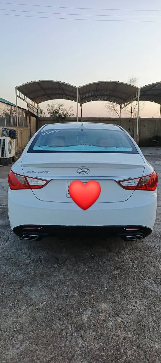 سوناتا مضلع وارد امريكي موديل 2013 لون ابيض محرك 2400 GDi السيارة جاهزة من كلشي تدفئة تبريد كير محرك خير من الله الداخل لونين عسلي واسود الارضية والكشنات جلد رقم ديالى باسمي تحويل ملكية ثاني يوم نظافة السيارة موضحة بالصور والسونار موضح حادثها شرط بدون دواخل والارباكات كلها سليمة السعر 118 $ وبيها مجال بسيط للاستفسار  على رقم (***********) مكاني ديالى دلي عباس
