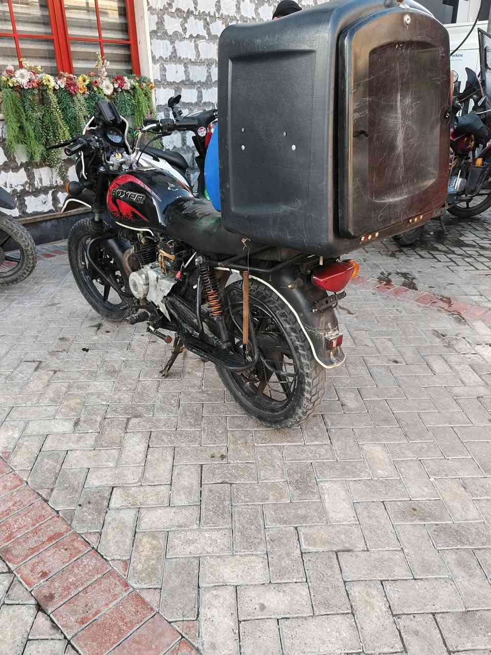 السلام عليكم بوكسر للبيع موديل 2021اوراق كاملا ما مرقم معمره جديد دراجه خير من الله مال شغل بس يرادله ترتيب شويه الدراجه رايدها إب ٨٧٥ وبيها مجال قليل ‏‪***********‬‏ بي واتساب
