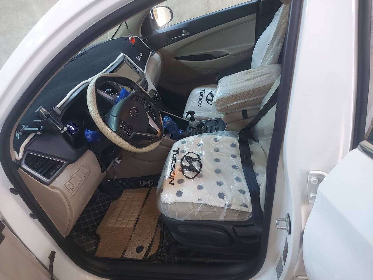 السلام عليكم
توسان خليجي 2018
 رقم بغداد
يدات نيكل
شاشة كبيرة حساسات وخلفيه
كاميرا خلفية
مري شفط مع اشاير
لد نهاري
تحكم ستيرن
الارضيه مغلفة جلد 
ثلاث وضعيات قيادة (سبورت,عادي,ECO)
تبريد قطعتين السياره مكفوله محرك كير  العنوان بغداد المشتل ***********
