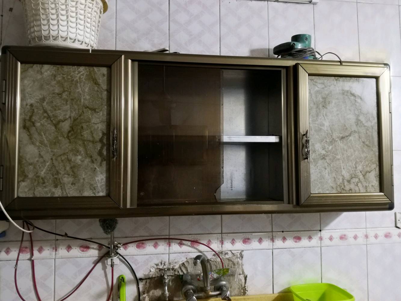 

عندي مطبخ ألمونيوم متكون من خزانات علوية وسفلية جاهزة للبيع. التصميم يتميز بلونه الرمادي مع واجهات تشبه الرخام تعطي شكل عصري ومرتب.

موصفاته:
- دواليب بواجهات زجاجية للحفظ والتنظيم.
- مجلى عملي مع مساحة تخزين سفلية.
- مناسب لأي مطبخ حديث.

الغرض بحالة جيدة ويمكن استخدامه مباشرة بعد الشراء.