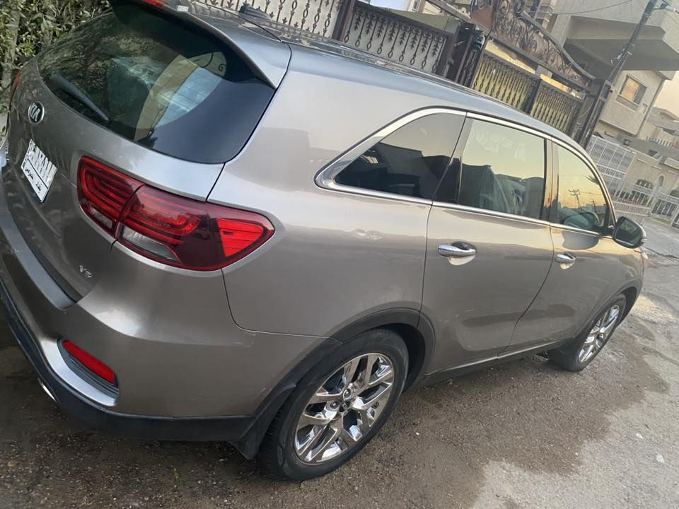 تحيه طيبه
سورنتو ١٩ امريكي جديده وحلوه 
اول تبديل فيول بمب الها 
للبيع والمرواس بسورنتو او سنتافي احدث 
المواصفات 
رادادات ونقطه عمياء 
كاميرا دواره وشاشة 
حساس اطارات وارتو لايت واتو جام 
مناخ منفصل تبريد شاشه 
ويل ١٩   كروم 
كرسي كهرباء 
انظمة / ABS/ESP 
ايرباكات كل مكان 
٧ راكب ومعلفه الكراسي جلد شركه 
٦ سلندر ٣٣٠٠  ماشيه ٣١٠٠٠ الف مايل 
مودات قياده ٤ وابل كار بلي واوامر صوتيه 
العيوب 
ضرر امريكا  جانبي باب اليمين وجاملغ 
طاك ايرباك البرده والكشن فقط 
مع وجود ضرر بسيط في العراق قبل يومين ( طعجتين بالبنيد ) موضحه بالصور 
السياره على ايدي صارلها ٥ سنين 
بدلت باتري وفيول بمب وحاضنه  وتايرات  في سنة ال ٢٥ 
السعر ٢١٥٠٠ بيها مجال بسيط وعذرا على الاطاله 
ابو محمد ***********
