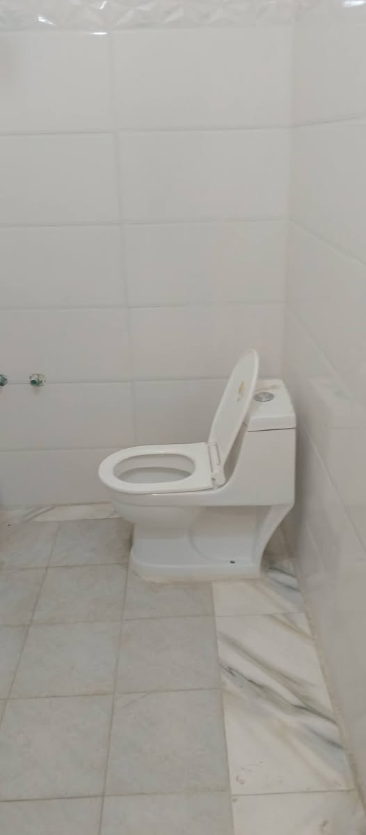 بيت البيع ٥٠متر  العنوان البوبيات عمود ٥٠يم اسواق العائله البيت مع اثاث بنات ٢٠٢٦اثاث هم ٢٠٢٦كامل البيت من كلشي مياء مجاري بيت مرتب حلو بس صاحبه يريد يسافر سعره حلو مكانه ٥دقايق سياره ٧دقايق درجه عن الحرم الشريف *********** البيت يحتولي على غرفتين غرفه ٦في ٤ثانيه ٤في ٣وانص مع مجمع صحيات صاله ٦في ٤مع مطبخ ٤في ٣وانص مع منور ٢في ٢حمام ارضي ٢في ٢
