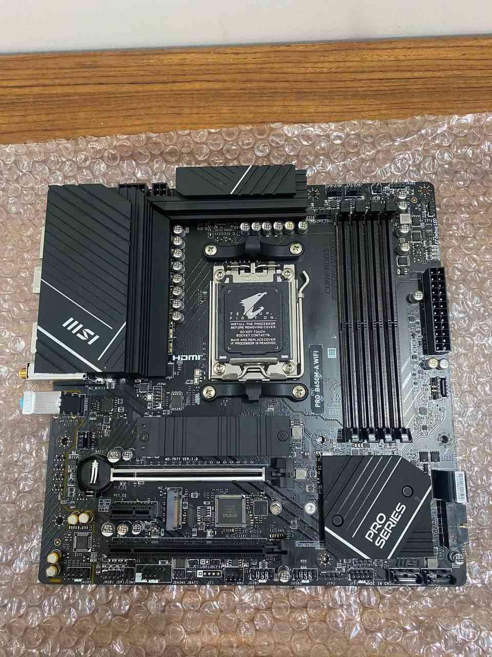 .
MSI PRO B650M-A WIFI

MSI PRO B650M-A WIFI Specifications

• Socket: AMD AM5 (Supports Ryzen 7000, 8000, and 9000 Series)

• Chipset: AMD B650

• Memory: 4x DDR5 slots

• Storage: 2x M.2 slots (Gen4) and 4x SATA 6Gb/s ports

• Expansion: PCIe 4.0 x16 slots

• Wireless: Built-in Wi-Fi 6E and Bluetooth 5.3

• Network: 2.5G LAN

• Form Factor: Micro-ATX

مذر بورد MSI PRO B650M-A WIFI للبيع.
المذر بورد شغالة 100% وما بيها أي مشكلة وعلى الفحص والضمان، كولش نظيفة (مثل اللوك) وكل ملحقاتها كاملة وياها

ملاحظة: كارتونتها الأصلية مو وياها، ولهذا السبب سعرها 200 ألف قفل.
التوصيل متوفر لجميع المحافظات.


**إذا كنت صاحب هذا الإعلان وتريد حذفه لأي سبب، رجاءا أرسل رسالة إلى الدعم الفني**