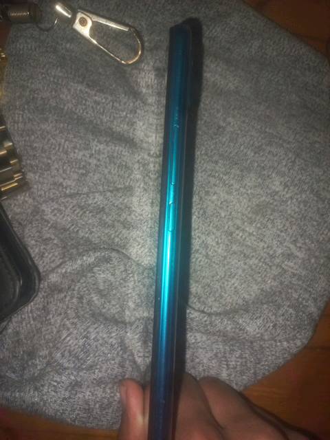 موبايل إنفينيكس بحالة جيدة جدًا للبيع. الجهاز يأتي بلون أزرق لامع ويتميز بكاميرا خلفية ثلاثية وبصمة إصبع في الخلف للخصوصية. الشاشة واضحة مع قفل شاشة مخصص.