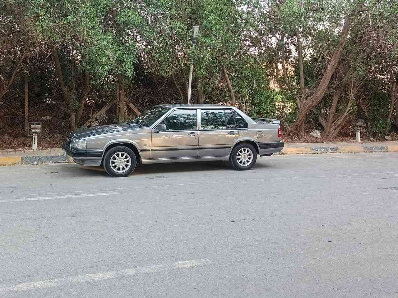 للبيع 
فألفو حجم 940 موديل 1994 محرك تيربو 
 لون رصاصي فاتح 
مكينه كير حداديه كله حاويه جديد
 تبريد شغال
 كهربائيات ضفاير جديد 
غرفه تخم تاير جاهزه من كلشي 
كفاله من الكص والضربه والخياس والاصوليات على الفحص 
سنويه2031 بسمي 
سياره أحلاه من الصور 
مكاني النجف الأشرف/ حي ألاشتراكي 
***********
