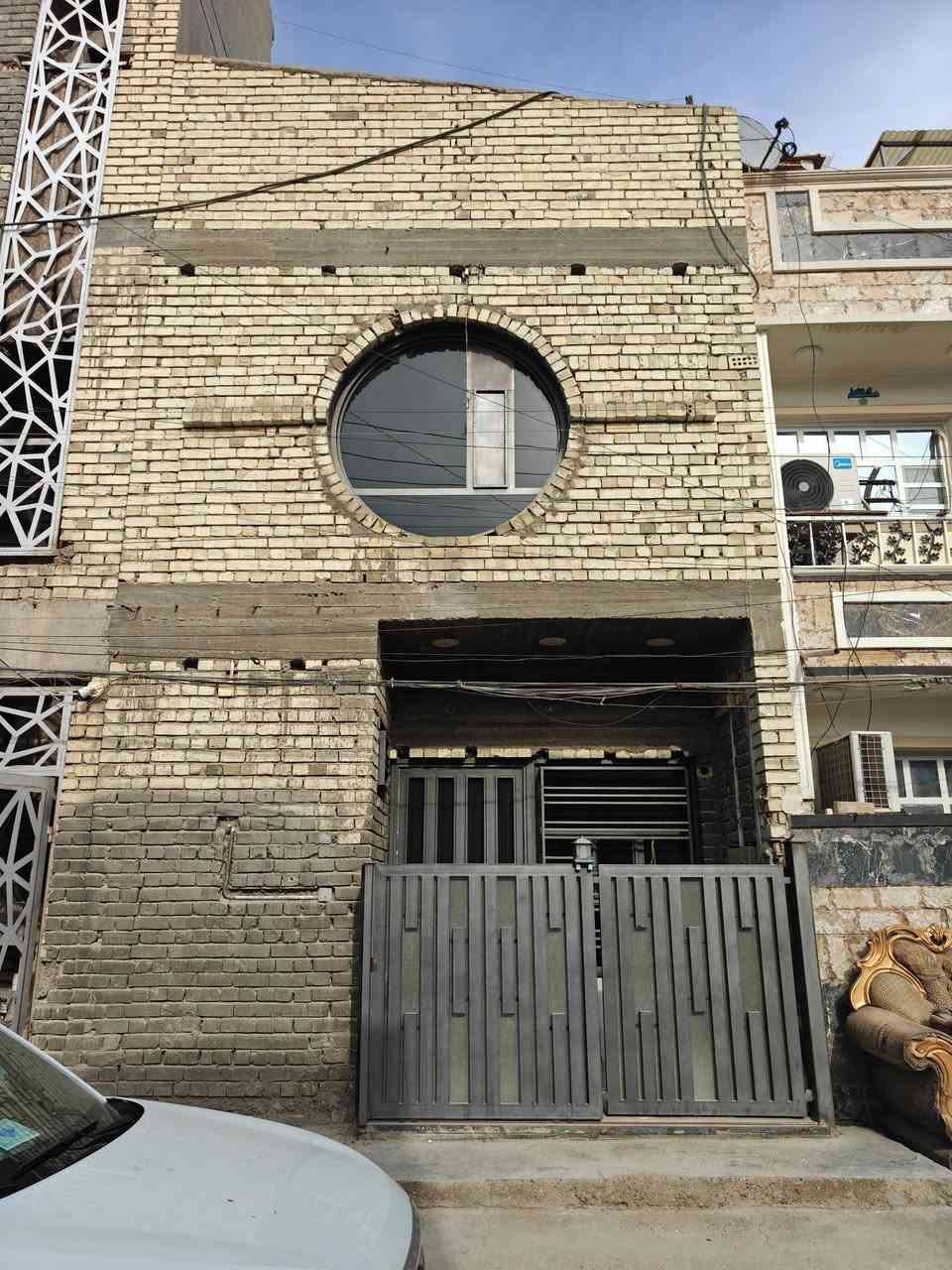 للبيع  دار 75م حي الجهاد الشارقه   واجهه 5 نزال 20 يحتوي ع صاله ومطبخ مفتوح وخدمات عدد 3 وغرف نوم عدد 3 طابق ثاني وبيتونه كبيره للاستفسار عن السعر اتصل ع *********** شركه المستقبل للوساطه العقاريه
