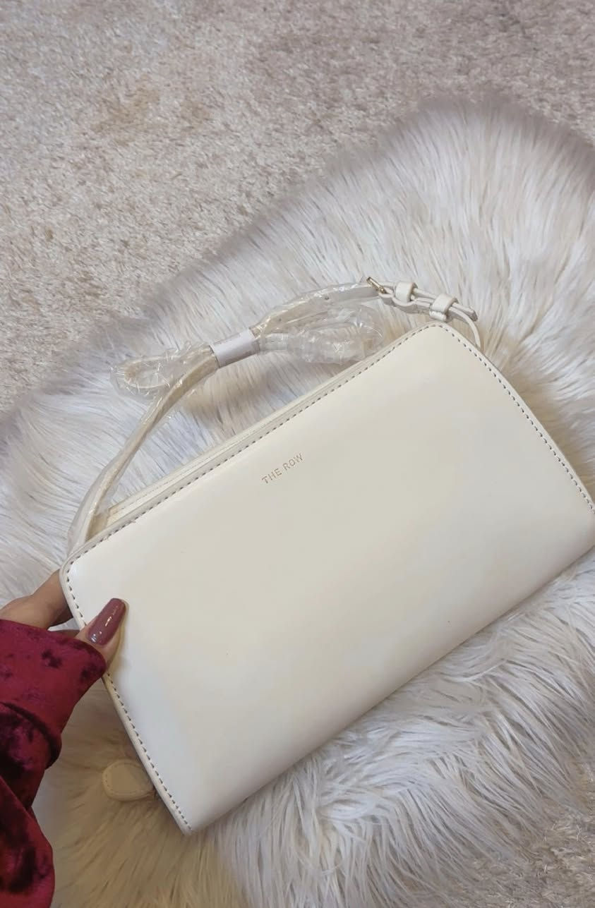 حقيبه ماركه THE ROW صنع في lTALY
فخامه هادئه تحجي عن نفسها🤍✨


**إذا كنت صاحب هذا الإعلان وتريد حذفه لأي سبب، رجاءا أرسل رسالة إلى الدعم الفني**