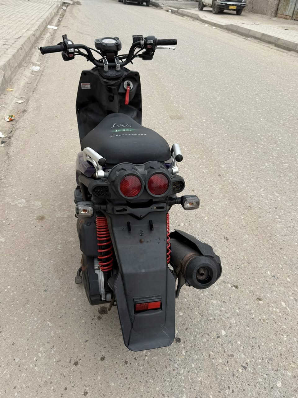 سلام عليكم
سكنس جبلي  دراجه جديده حاويه قبل شهرين اخذته حتى ما مشت هواي  
موديل 2012 . سعرها 1600
***********
