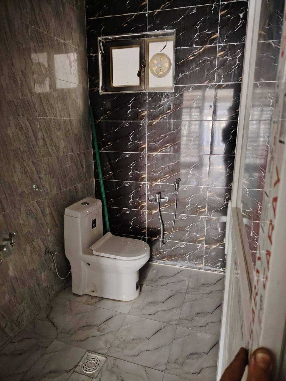 يتوفر بيت للبيع 🏠
الموقع الشعب شارع عدن📍
مساحة سند 106م الواجهة 5.5 النزال 20📄
⚫️مدخلين
⚫️خدمات خارجية للضيوف 
⚫️غرفة في الطابق الارضي
⚫️3 غرف في الطابق الثاني
⚫️تحتوي احدى الغرف على نظام السويت
⚫️توجد خدمات مستقلة في الطابق الثاني
⚫️عرض الشارع اكثر من 10 متر موقع مميز
⚫️بناء 2024 زيرو

للأستفسار ***********
