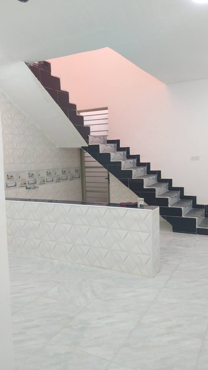 السلام عليكم مشتملات عدد ٢ طبك للبيع غير مسكون البناء حديث درجة اولى يقعن على شارع 20م في الكوت منطقة حي الحكيم نزلة بيت خليفة او نزلة التمايمة مقابيل الساحة مساحة كل مشتمل 100م البناء طابوق درجة اولى والسقف صب مسلح والارضية والجدران سيراميك ويتكون كل مشتمل من غرفة وصالة ومطبخ واستقبال وصحيات داخلية وخارجية ومتوفرة كافة الخدمات ومرقم من قبل البلدية وسعر كل مشتمل 45 وبي مجال الاستفسار الاتصال على هذا الرقم ***********
