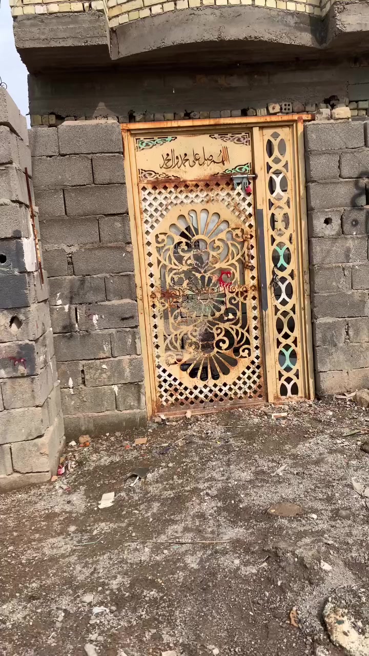 سلام عليكم العنوان الحميديه شارع سيد عوده المساحه ١٠٠يحتاجله ترتيب مي وكهرباء وكاعيه ينباع واقع حال السعر اتصالًً***********
