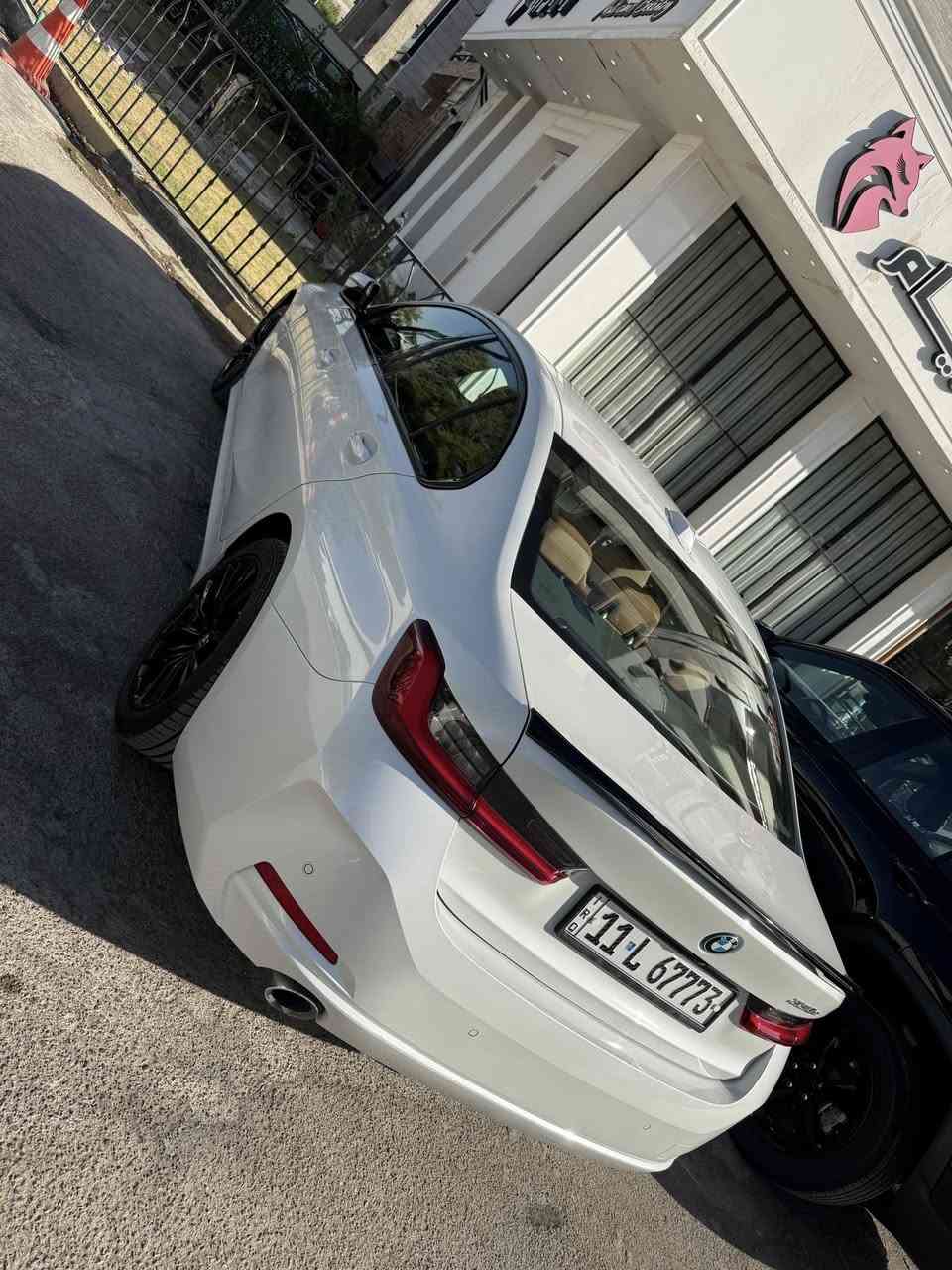 السلام عليكم 
Bmw 330e  2023 بانزين وهايبرد وكهرباء 
فول مواصفات داخل جكليتي  داتا شو بدون ايرباك مصبوغ جاملغ السايق  والبنيد فقط ممشى 24 الف ميل مكاني زيونه مابيها نقص اي شي السعر ٣١ ونص 
للتواصل ***********
